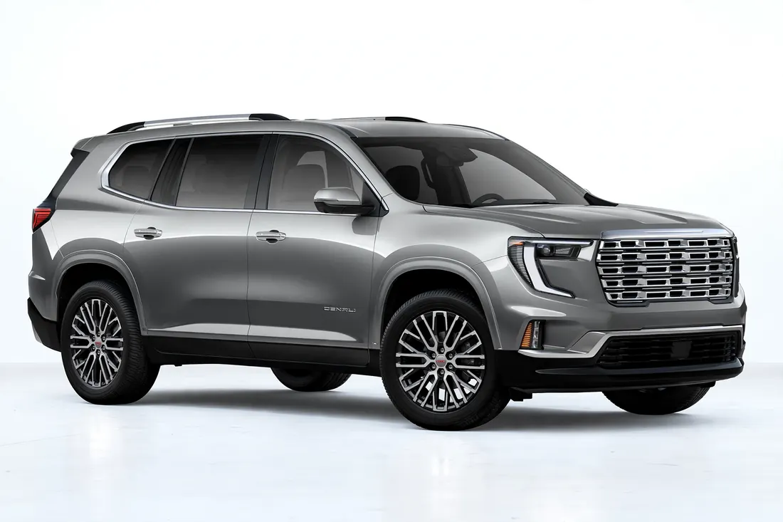 GMC Acadia Denali 2025 en vista tres cuartos frontal, estudio blanco