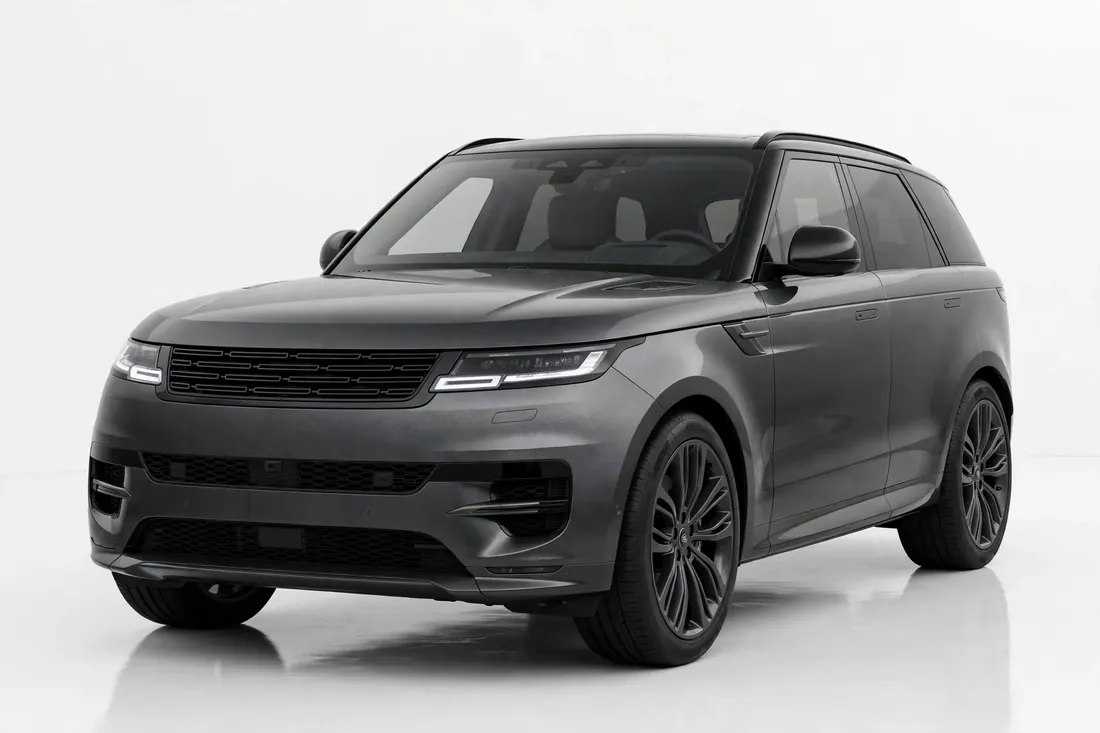 Range Rover Sport 2023 en vista tres cuartos frontal, estudio blanco