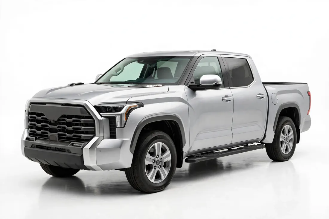 Toyota Tundra SR5 2017 en vista tres cuartos frontal, estudio blanco