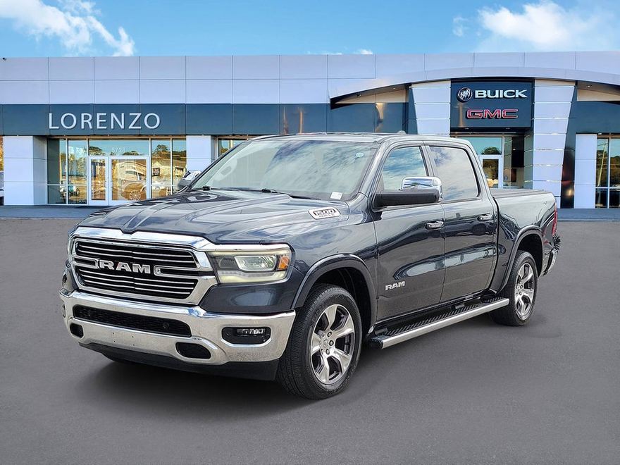 2019 Ram 1500 Laramie en vista tres cuartos frontal