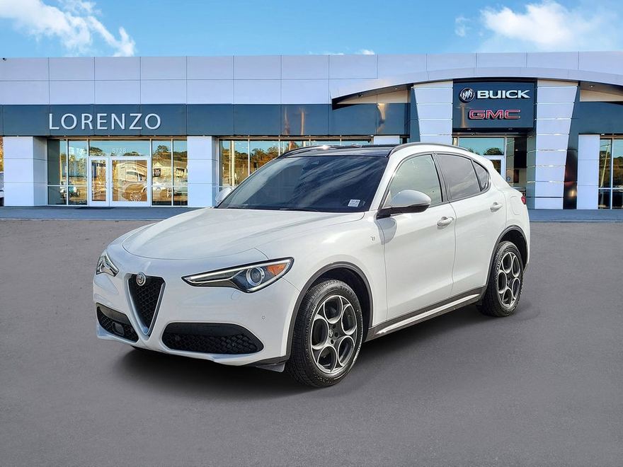 2023 Alfa Romeo Stelvio Ti en vista tres cuartos frontal