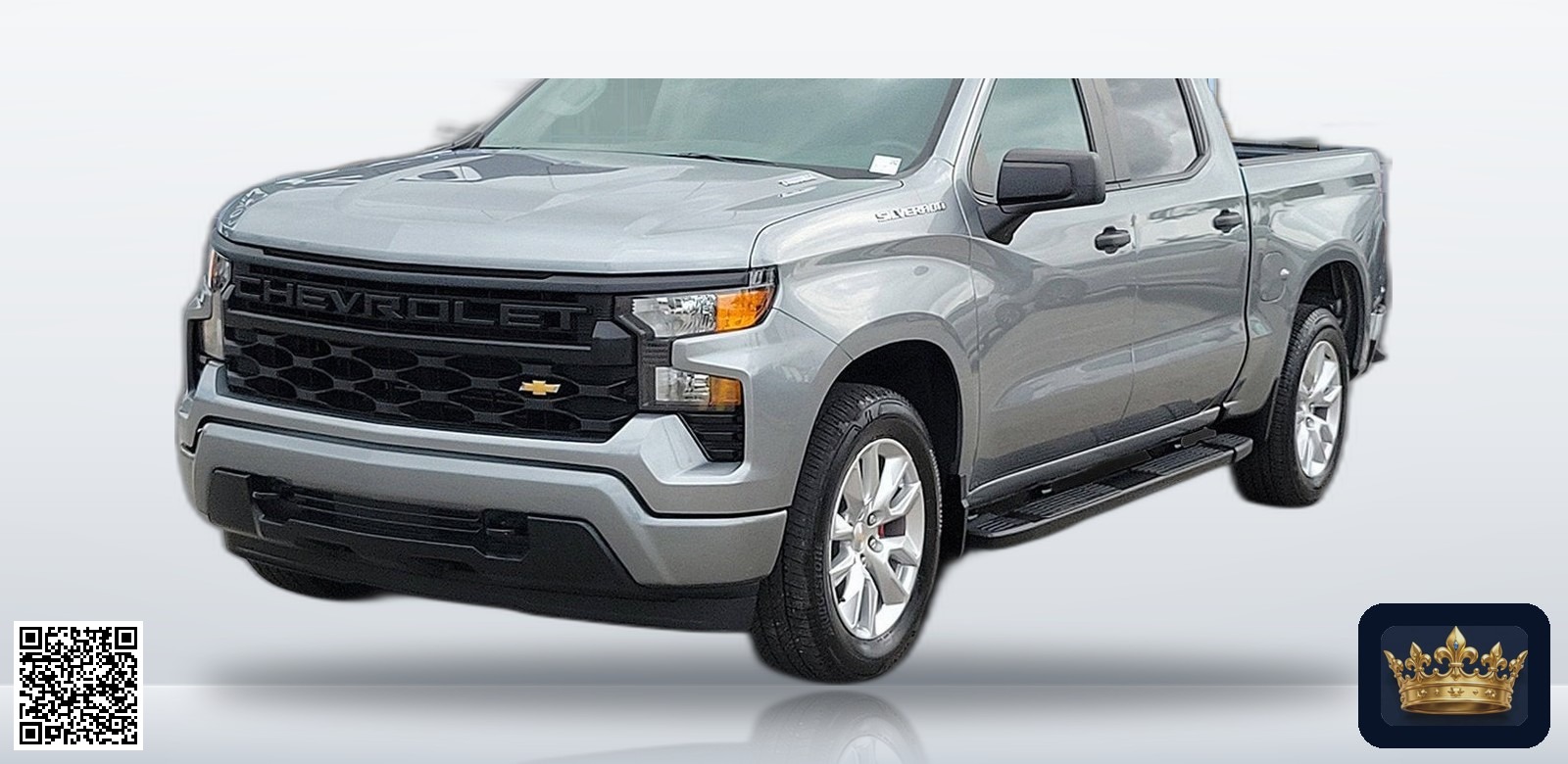 2024 Chevrolet Silverado 1500 Custom en vista tres cuartos frontal, estudio blanco