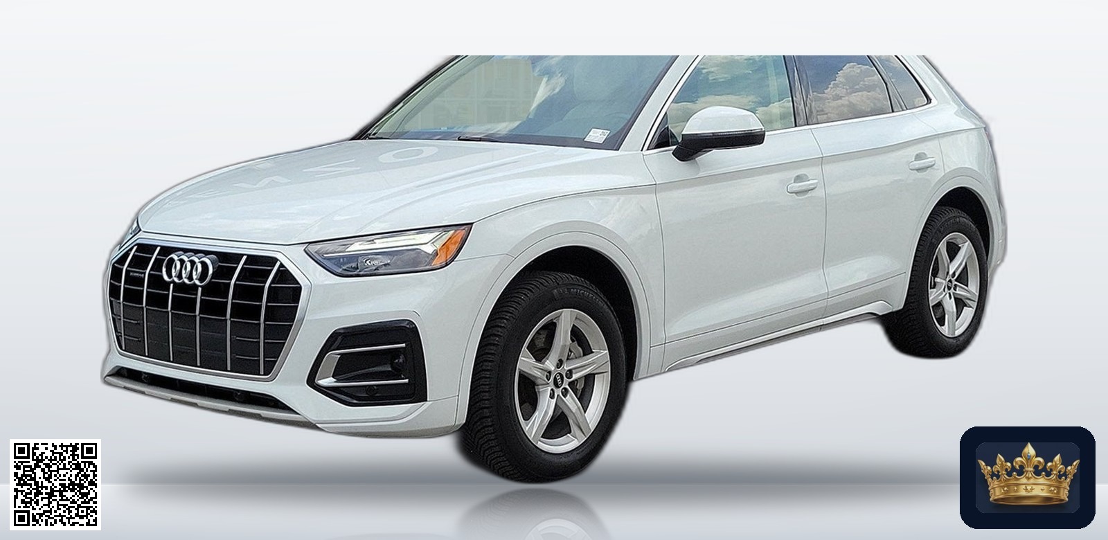 2021 Audi Q5 45 Premium quattro en vista tres cuartos frontal, estudio blanco