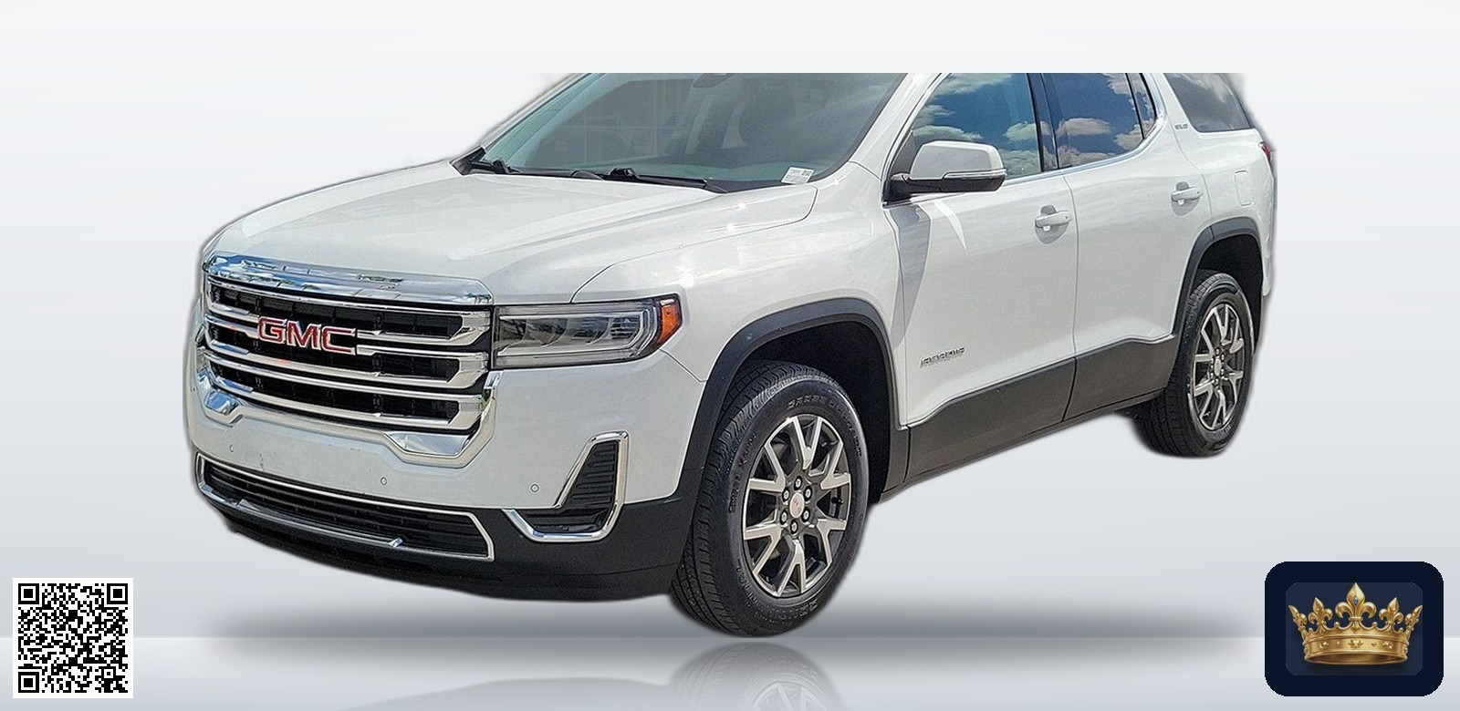 2023 GMC Acadia SLE en vista tres cuartos frontal, estudio blanco