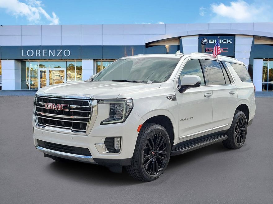 2022 GMC Yukon SLT en vista tres cuartos frontal