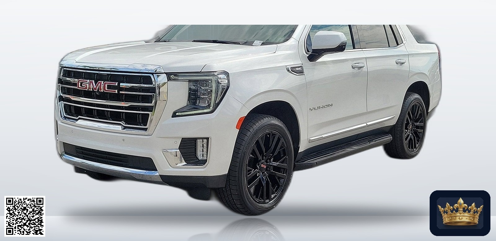 2022 GMC Yukon SLT en vista tres cuartos frontal, estudio blanco