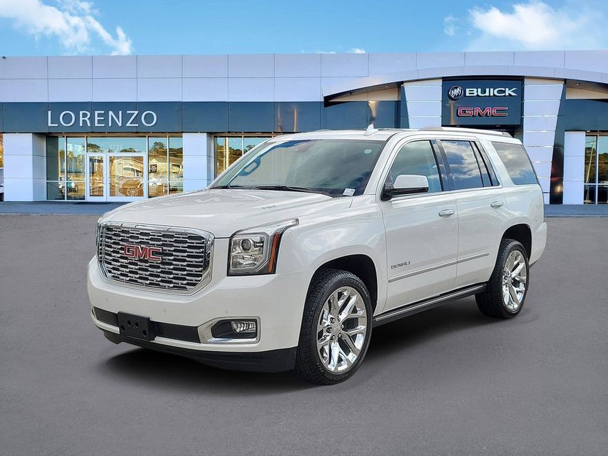 2020 GMC Yukon Denali en vista tres cuartos frontal