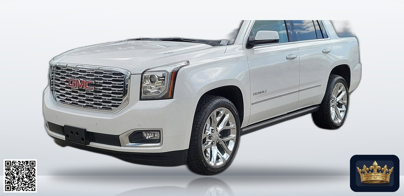 2020 GMC Yukon Denali en vista tres cuartos frontal, estudio blanco
