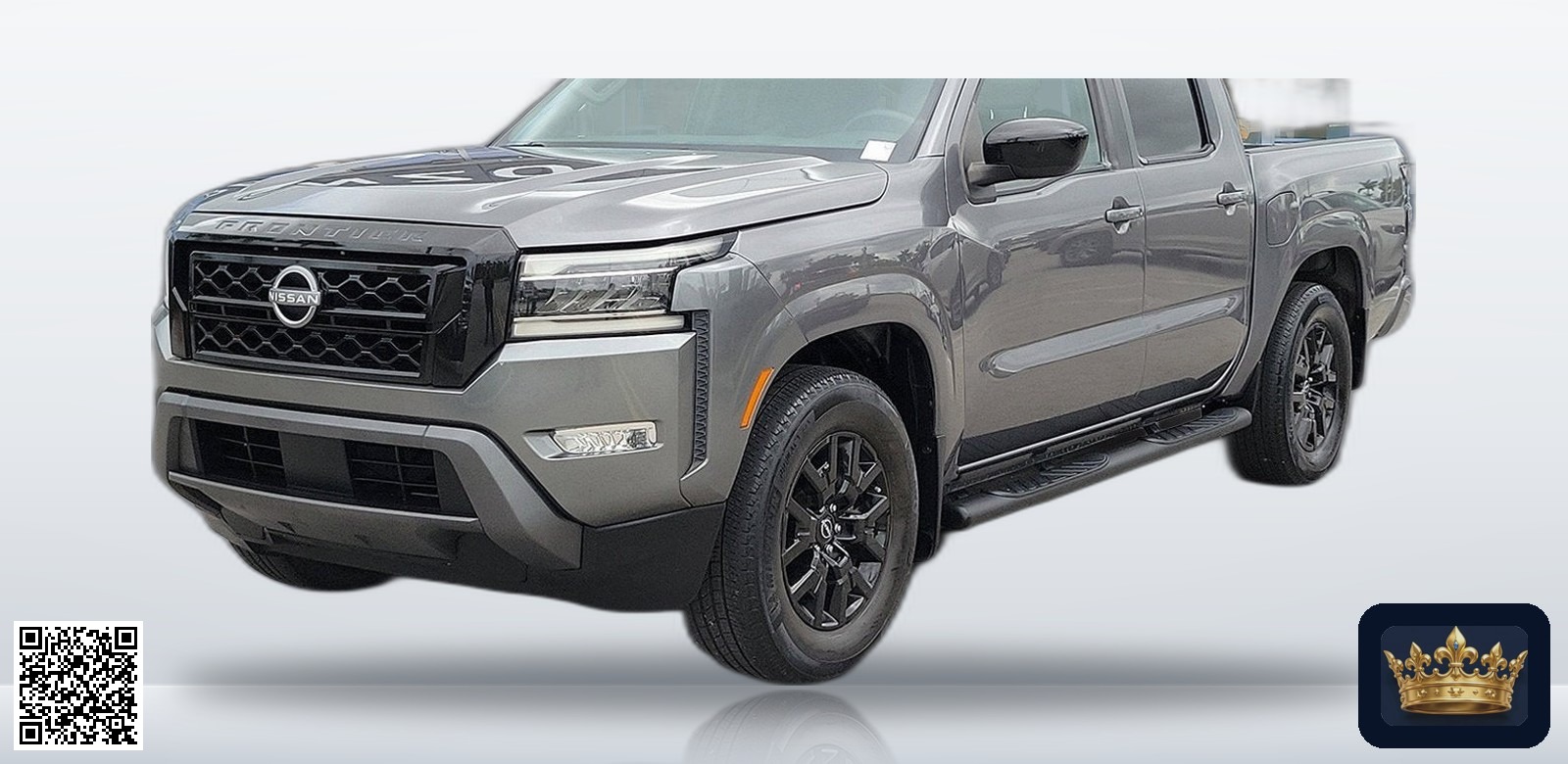 2023 Nissan Frontier SV en vista tres cuartos frontal, estudio blanco