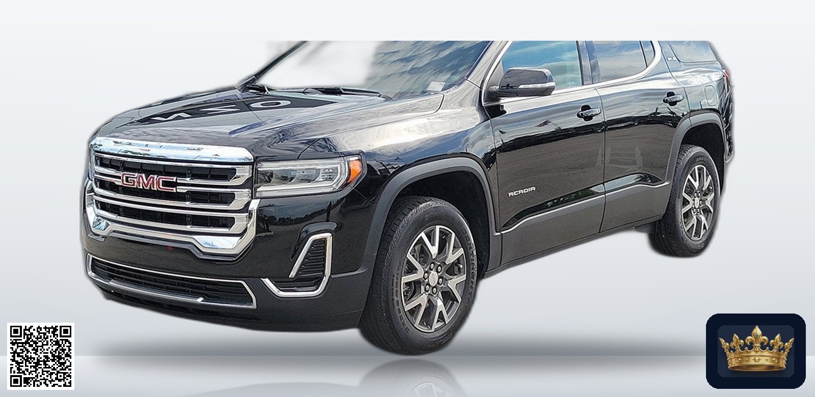 2023 GMC Acadia SLE en vista tres cuartos frontal, estudio blanco